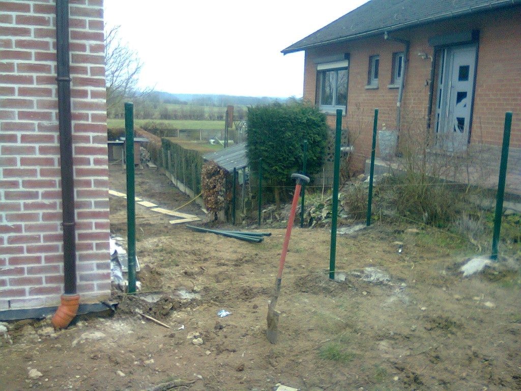 clôture-grillage-rigide-aménagement-jardin-nouvelle-construction-gozée